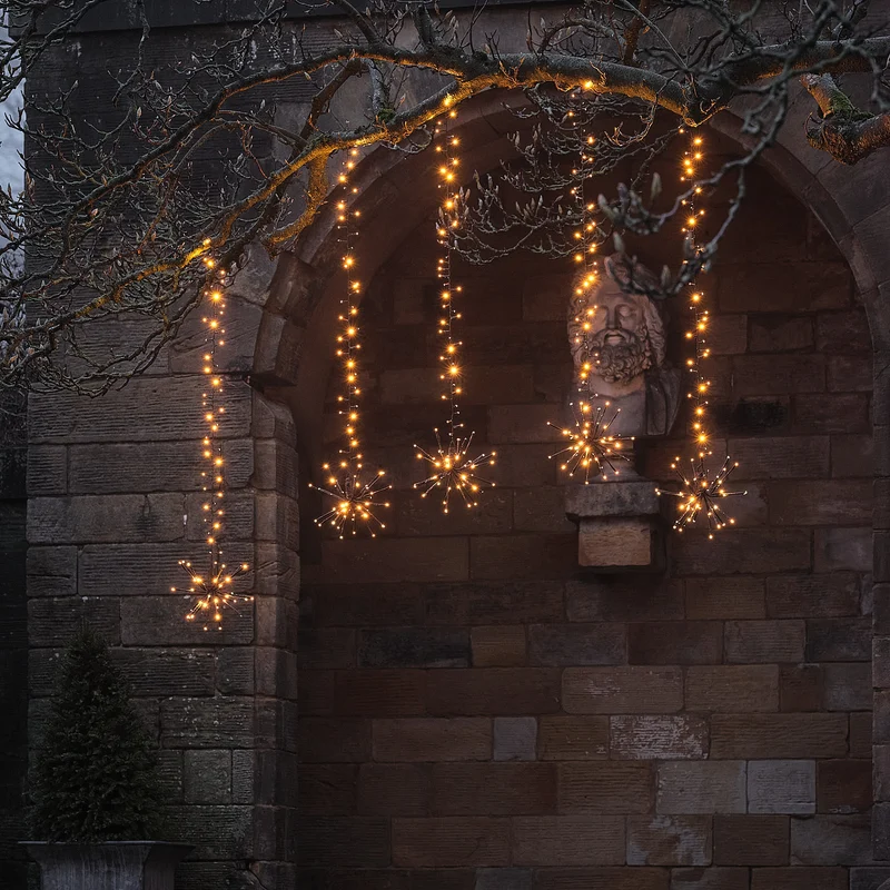 Warmweiße LED-Starburst-Hängedeko für Bäume außen mit Blinkeffekt