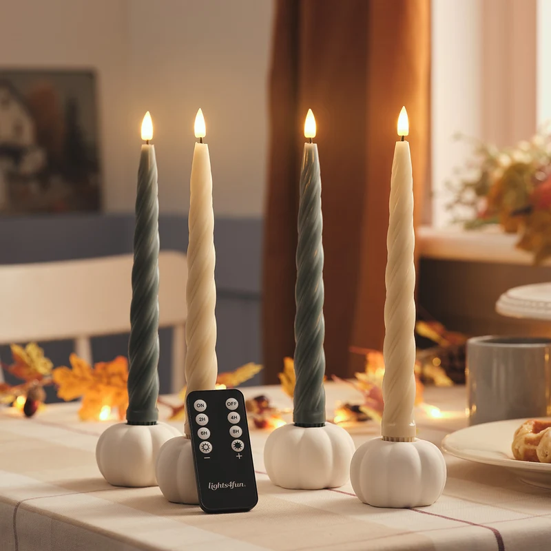 4er Set TruGlow® gedrehte Echtwachs-LED‑Stabkerzen mit 2 Keramik-Kürbis-Kerzenhaltern & Fernbedienung