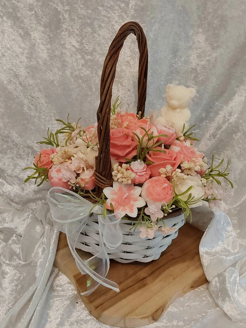 Blumenstrauß aus Kerzen im Körbchen