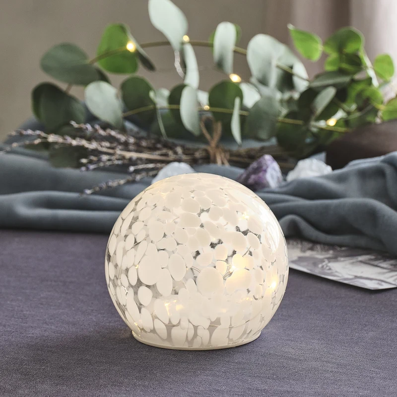 10 cm LED-Glaskugel mit Timer aus Konfettiglas