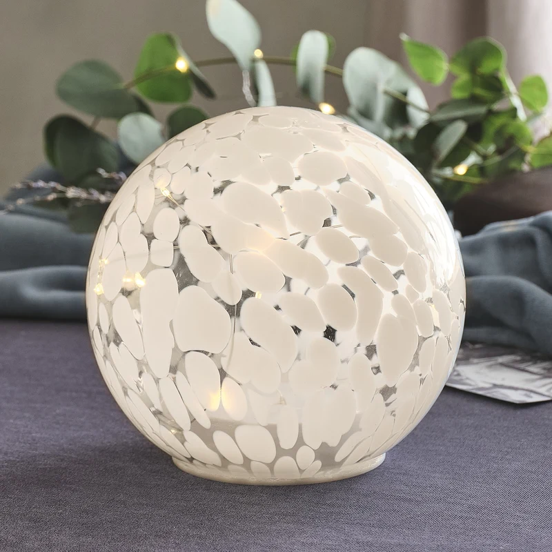 15 cm große LED-Glaskugel mit Timer aus Konfetti-Glas
