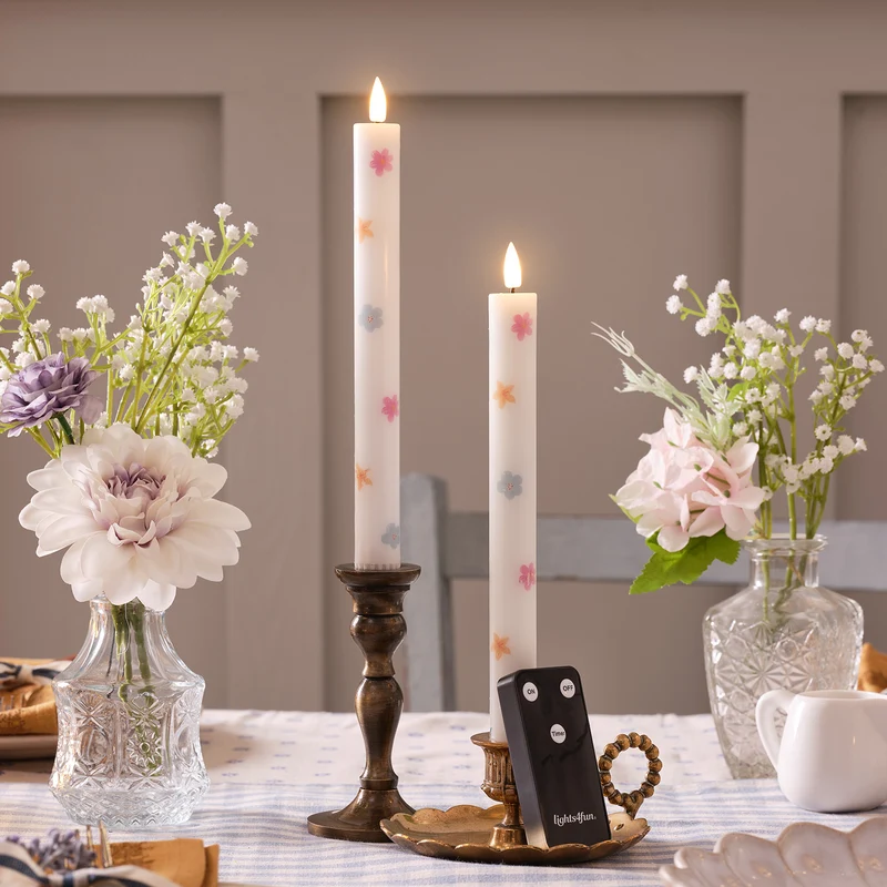2er Set TruGlow® LED Stabkerzen aus Echtwachs mit Blumenmuster & Fernbedienung