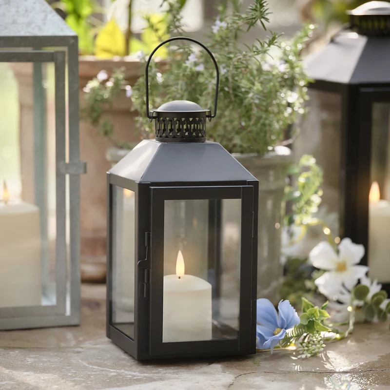 Schwarze "Seaton" Laterne mit TruGlow® LED‑Kerze & Fernbedienung
