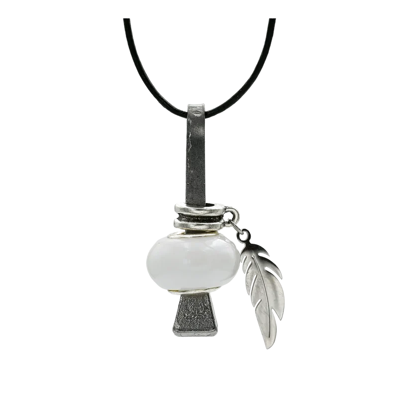 Hufnagel Schmuck mit weißer Porzellanperle und Feder