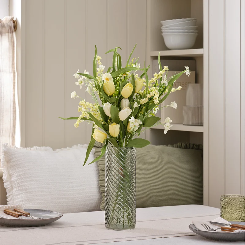 Künstlicher Tulpenstrauß mit Vase und Gänseblümchen in Buttergelb & Salbeigrün