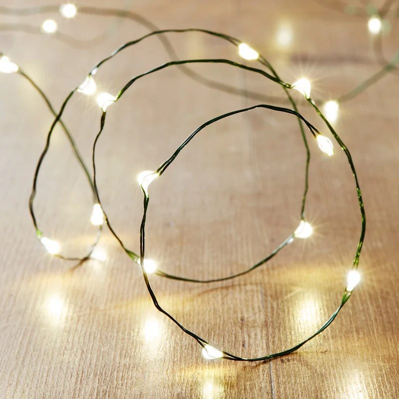 Batteriebetriebene 50er Mikro-LED-Lichterkette mit grünem Draht in Warmweiß für Innen & Außen