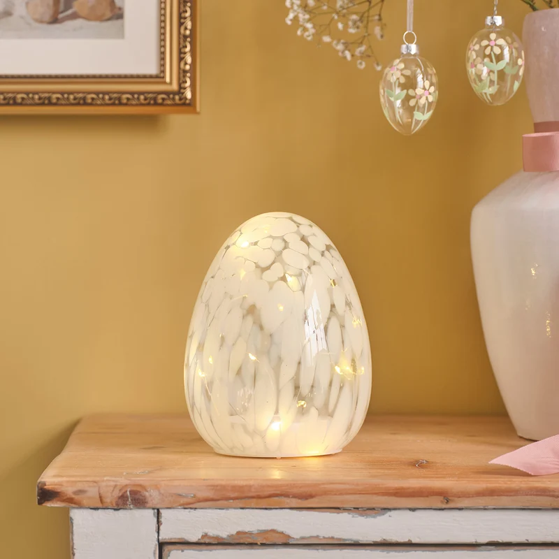 Weißes LED-Osterei aus Glas mit Konfettieffekt & Timer