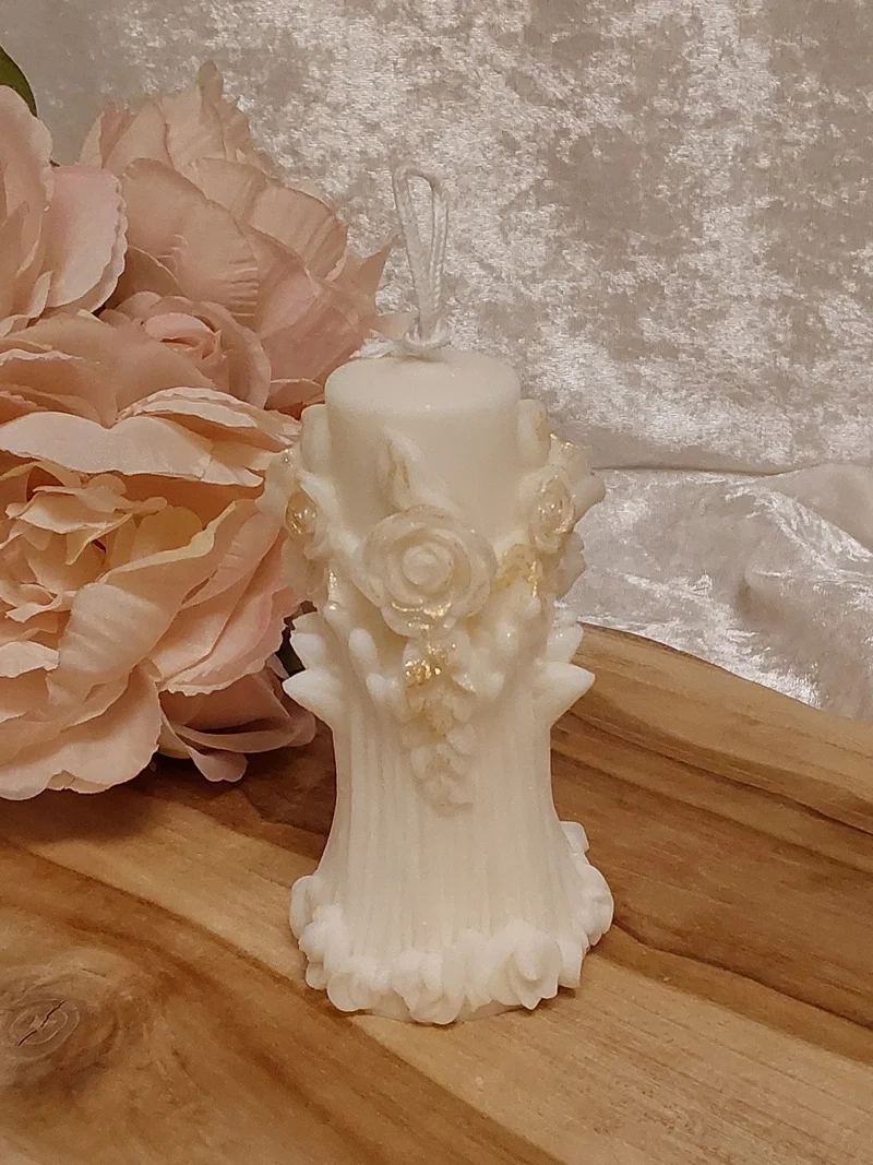 Säulenkerze mit Rosendesign
