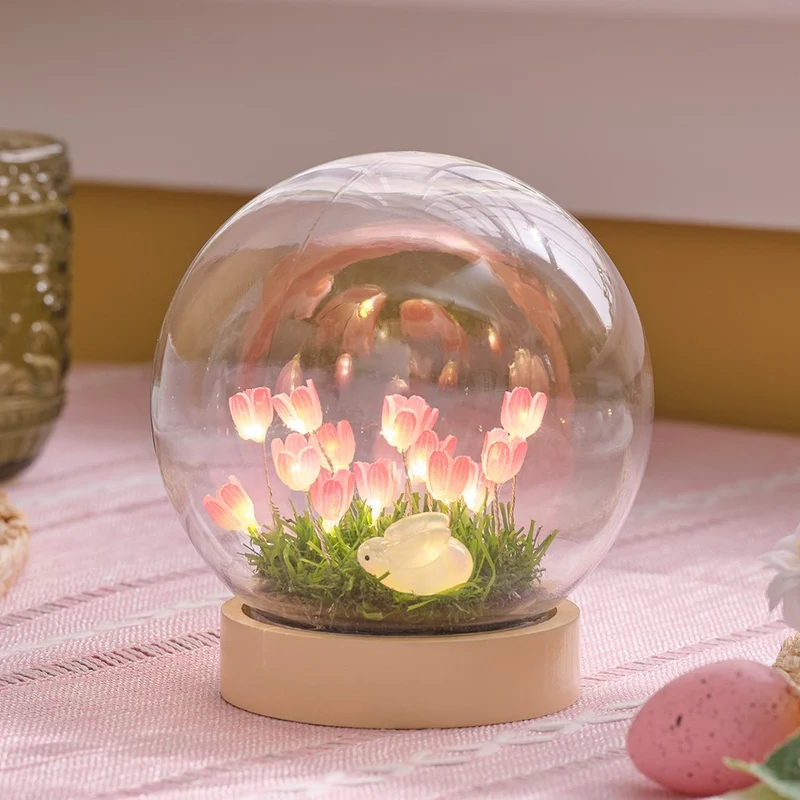 Batteriebetriebene LED-Osterkugel mit Hase & rosa Blumen