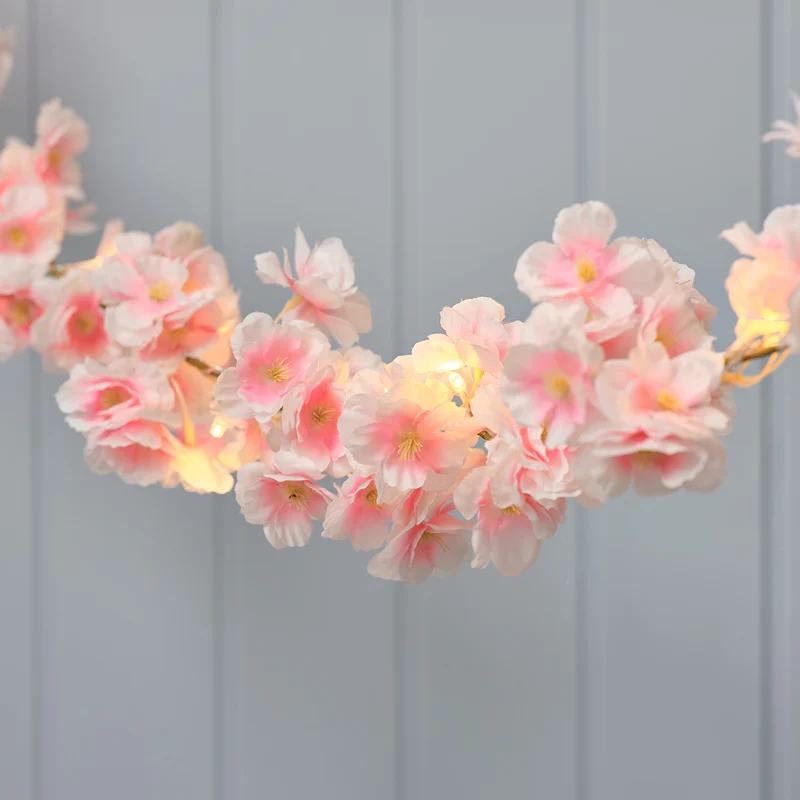 Batteriebetriebene LED-Blumengirlande mit Timer in Pastellrosa