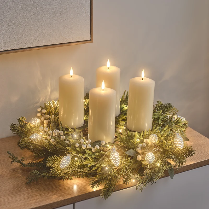 Beleuchteter Weihnachtskranz mit TruGlow® Kerzen, Tannenzapfen und weißen Beeren