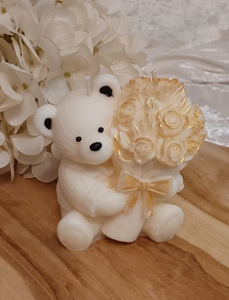 Bär mit Rosenstrauß