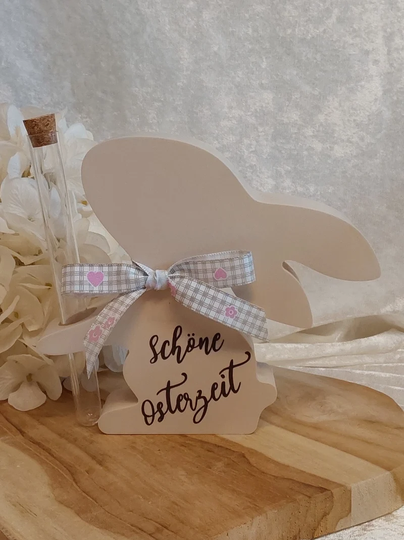 Großer Hase mit Blütenhalter