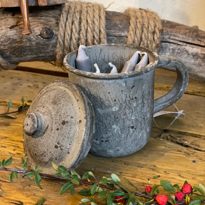 Becher mit Deckel