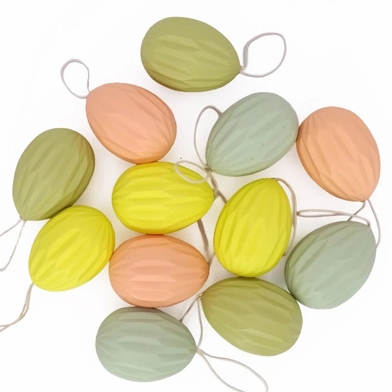 Hänge-Eier 12er-Set Kunststoff 6 cm – farblich Sortiert in Gelb, Grün & Pfirsich – Osterdeko zum Aufhängen für Zweige, Sträuße oder Fenster – Logbuch-Verlag
