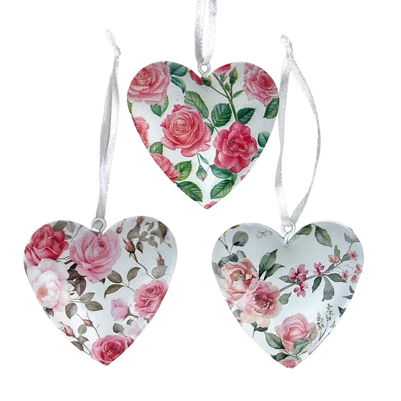 Metall-Herzen 3er Set mit Rosenmotiv, weiß-rosé, je ca. 6,5 x 7 cm, romantische Deko zum Hängen in Holzbox