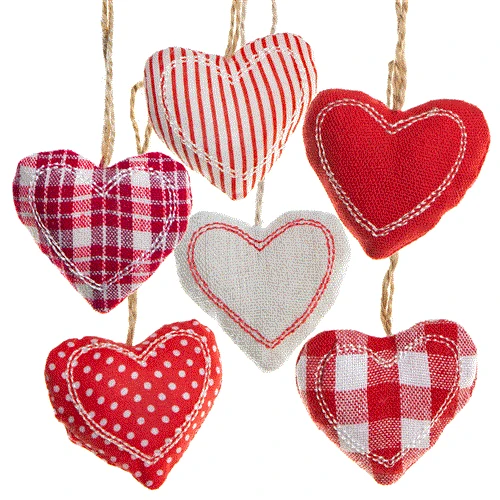 Logbuch-Verlag 6 kleine Herz Anhänger rot weiß Stoffherzen mit Schnur Hochzeitsdeko Weihnachtsdeko Geschenkanhänger Muttertag Valentinstag Christbaumschmuck