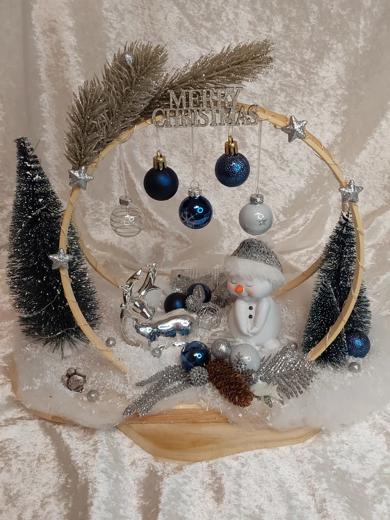 Gesteck mit Beleuchtung Blau/Silber