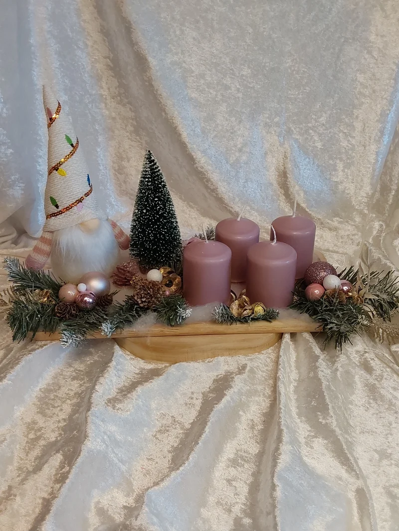 Adventsgesteck Beleuchtung Wichtel auf Holztablett