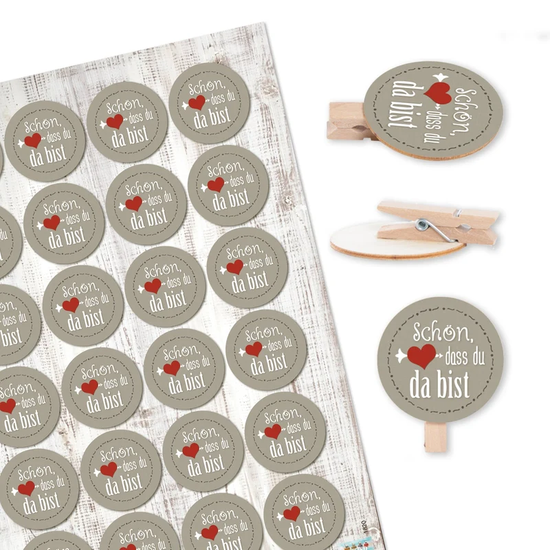 24 Klammern aus Holz + 24 runde Sticker Schön, dass du da bist - grau rot - Deko Gastgeschenk Hochzeit