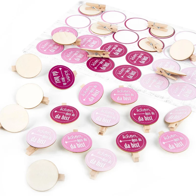 Logbuch-Verlag SCHÖN DASS DU DA BIST 96 runde Holzklammer + 96 rosa pink Text Sticker – Geschenke verpacken give-Away Mitgebsel give-Away Hochzeit Tischdeko Baby-Party