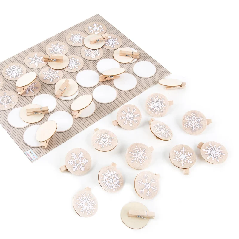 Logbuch-Verlag Set 96 Weihnachtsaufkleber Schneeflocke beige + 96 Holzwäscheklammern mit Scheibe Verpackung Basteln Deko Weihnachten Papiertüten verschließen