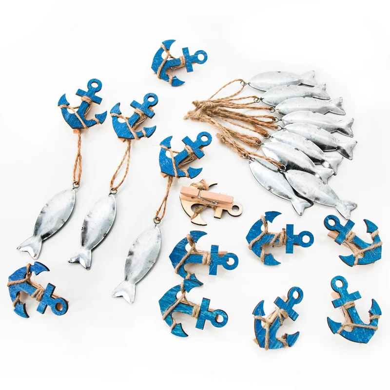 24 Teile Set maritime Deko: 12 blaue Holz Anker Deko Klammern + 12 silber farbene Blech Fisch Anhänger mit Schnur: Tischdeko Kommunion Hochzeit Party Geburtstag Fischer Streuteile und Holzklammern