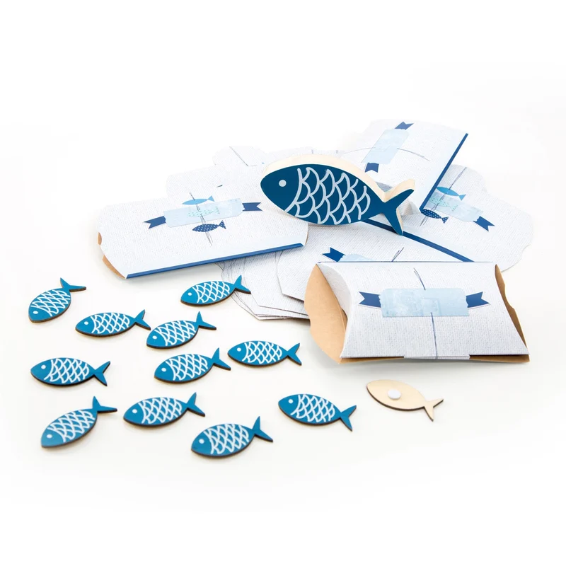23 Teile Set maritime Tisch-Deko: 10 kleine Geschenkboxen blau weiß türkis + 12 Stück Deko-STREU FISCHE mit Klebepunkt + 1 Deko-FISCH mit 13 x 6 cm zur Taufe, Kommunion, Kinder-Geburtstag, …