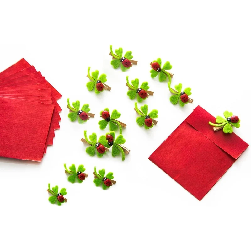 Set aus 14 roten Gastgeschenk-Tüten Mitgebsel mini-Papiertüten 7 x 9 cm und 14 Holzklammern Zierklammern Deko-Klammern Filz Glücks-klee Marienkäfer, zu Geburtstag, Taufe, oder als Tischkarten!