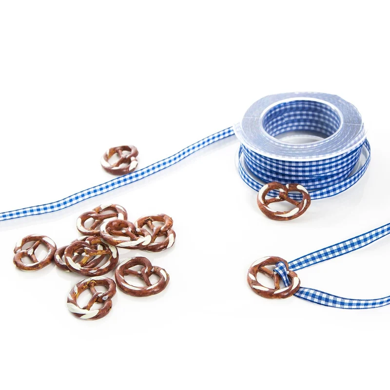 Bayerisches Deko Set: 12 Brezen + kariertes Stoffband blau weiß