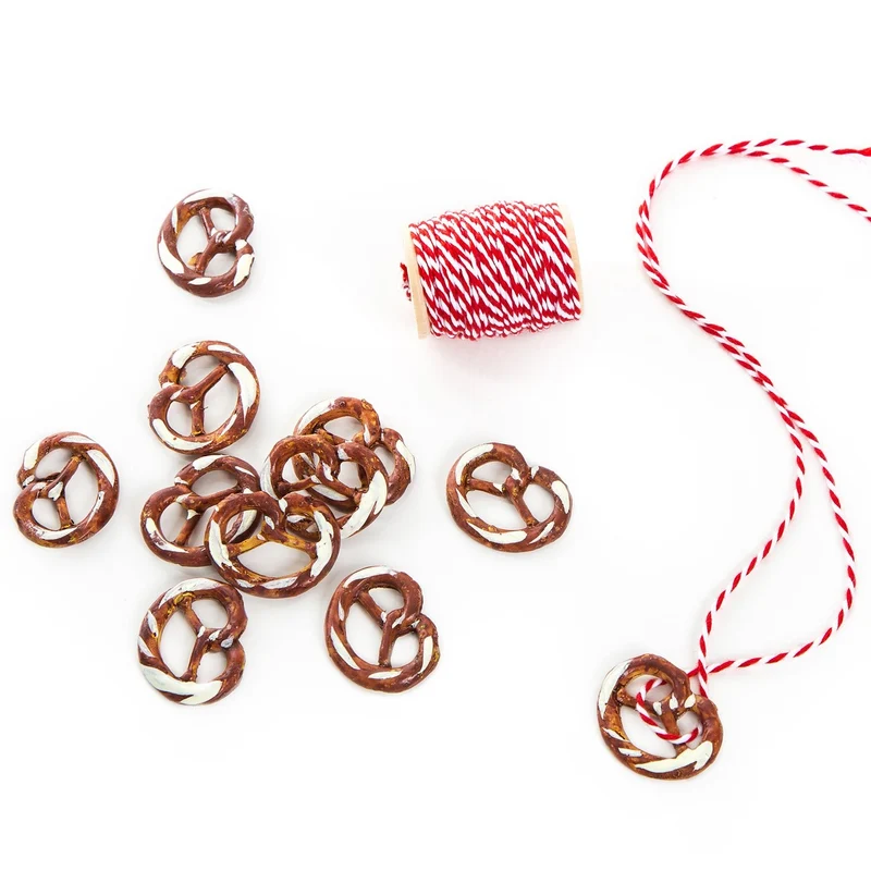 Logbuch-Verlag 24 Brezel Geschenkanhänger bayerische Deko Trachtenschmuck Halskette Halsschmuck BREZE + rot weiße Baumwoll Kordel Bayern Oktoberfest