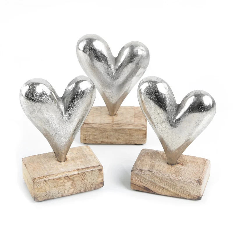 3 silberne Metall Herzen auf braunem Holzsockel - 13 cm - als Symbol Geschenk