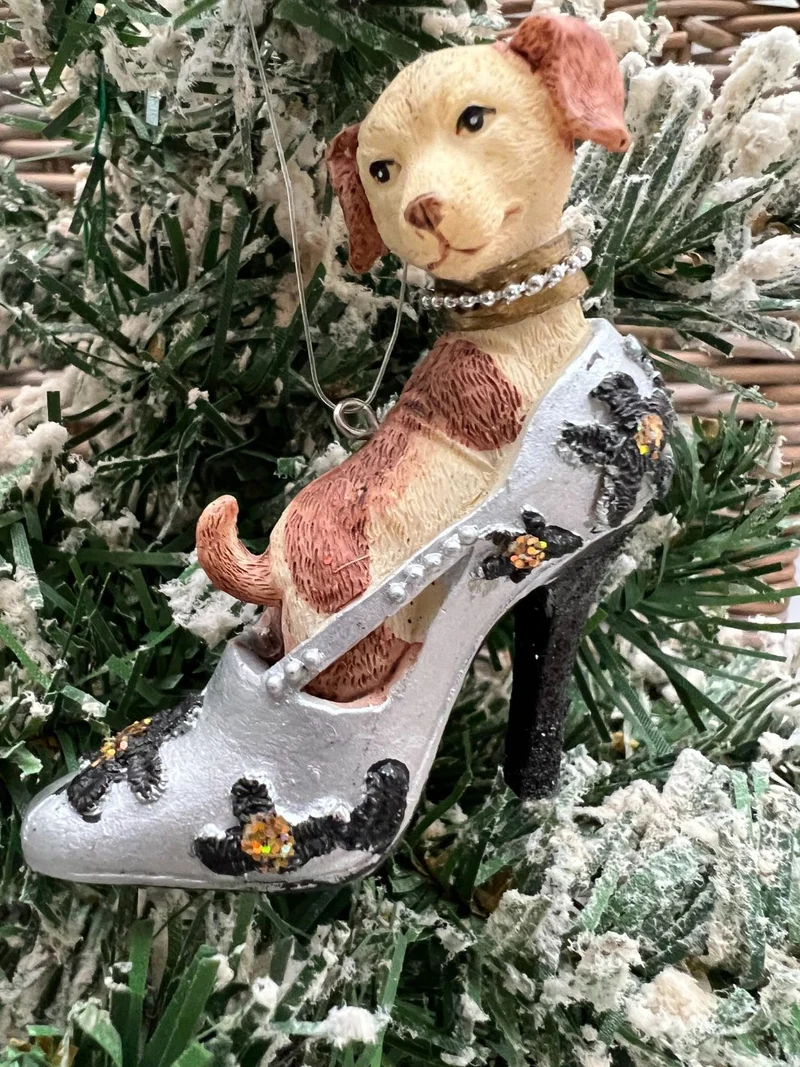 Hunde im Schuh als Weihnachtsbaumschmuck von Gisela Graham