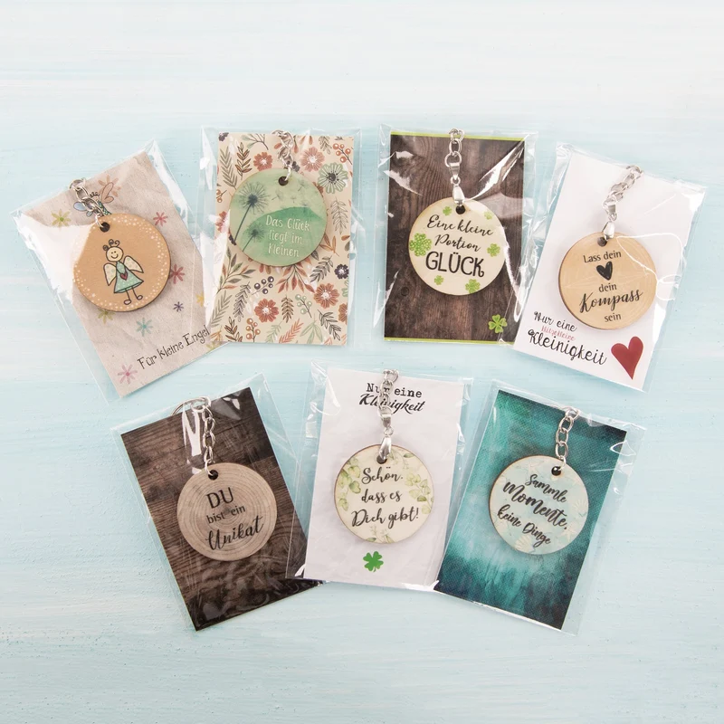 7 Schlüsselanhänger aus Holz mit Sprüchen - Gastgeschenke