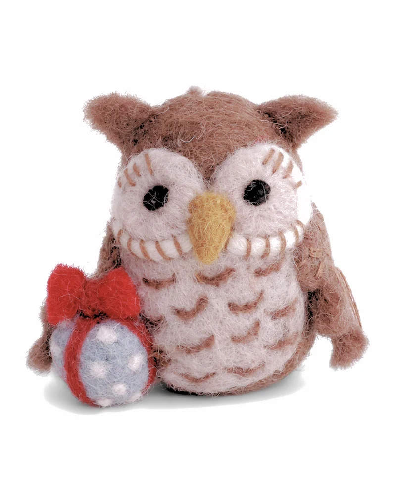 Weihnachtlicher Filzanhänger "Eule mit Geschenk" von Gry & Sif