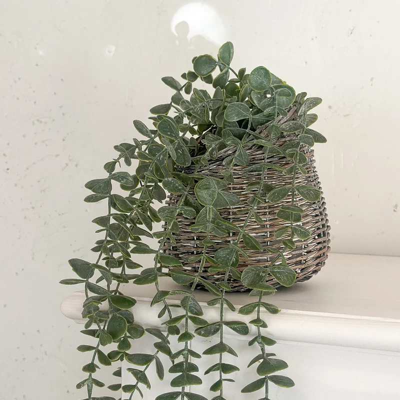 Eukalyptus im Rattan-Korb zum Hängen künstlich 50cm