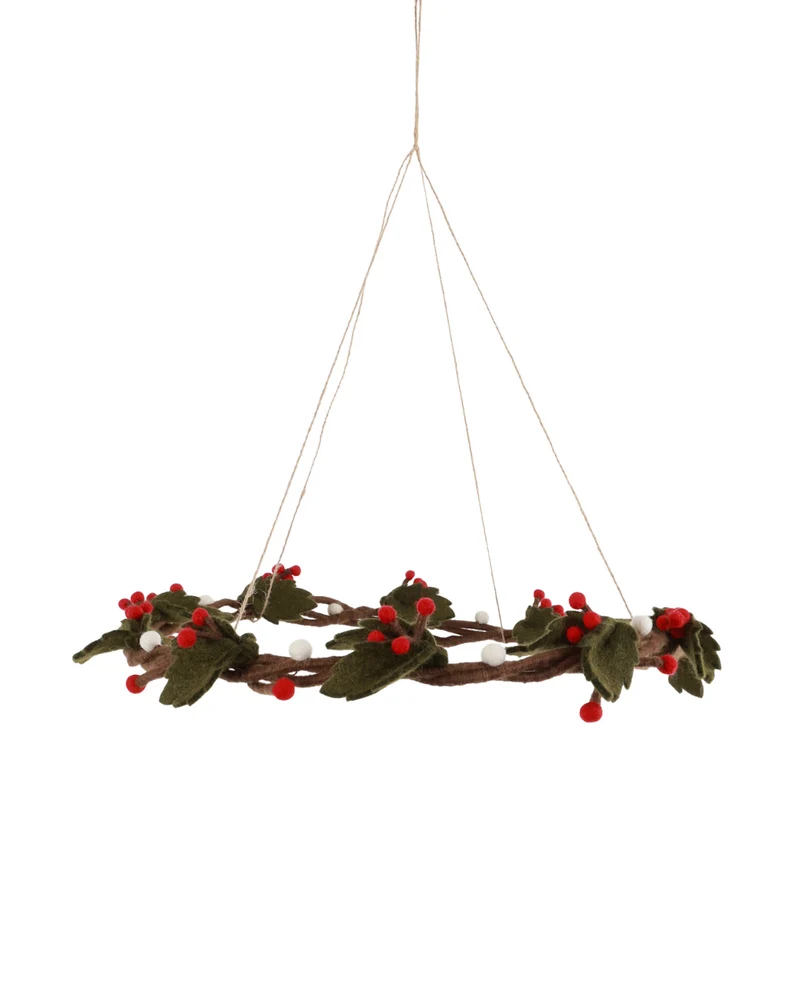 Weihnachtlicher Filzkranz "Holly" hängend von Gry & Sif