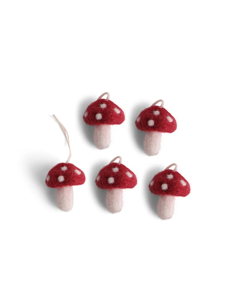 Rotes 5er-Set Pilz-Filzanhänger von Gry & Sif