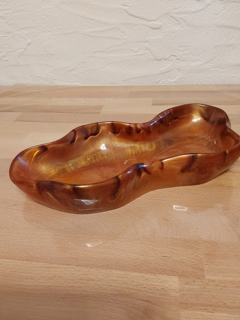 Wellenförmige Schale