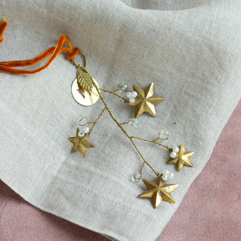 Dekoanhänger mit goldenen Sternen & Perlen – Boho Weihnachten