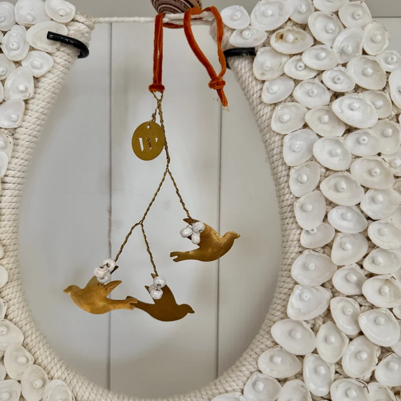 Tauben Dekoanhänger Gold mit Perlen & Samtband – Boho Style