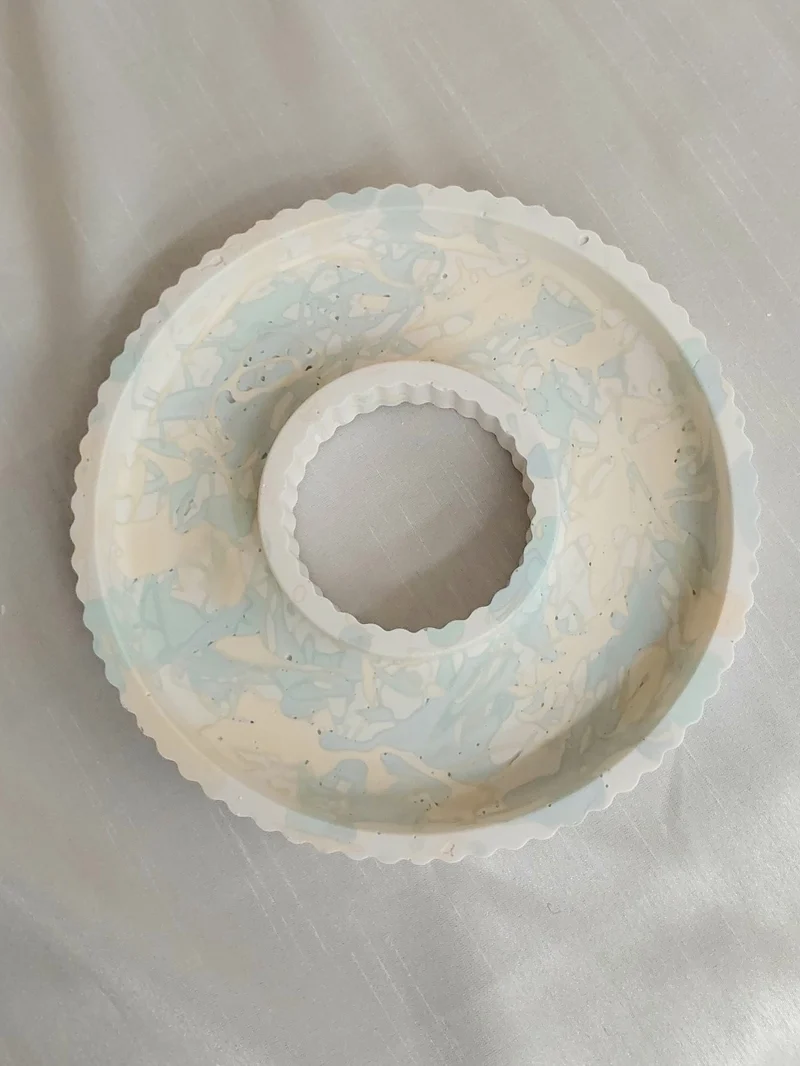 Dekoteller mit Rillenform in Weiß, Blau/Weiß, Grau/Weiß