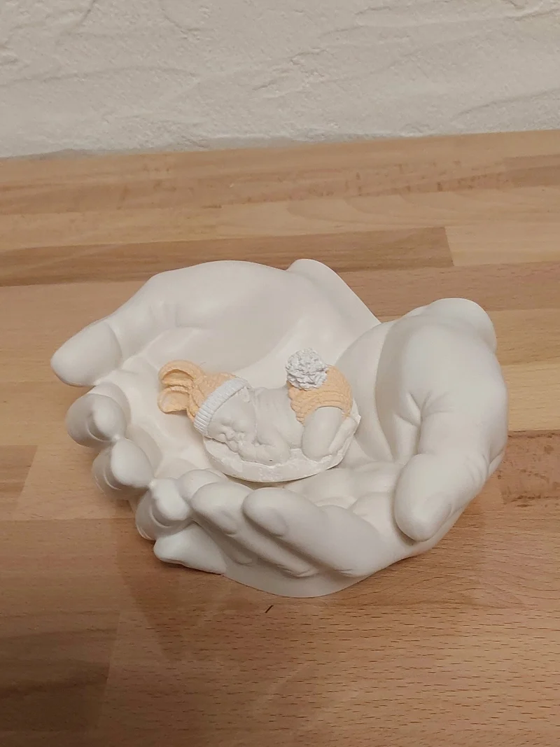 Hände mit Baby aus Jesmonite