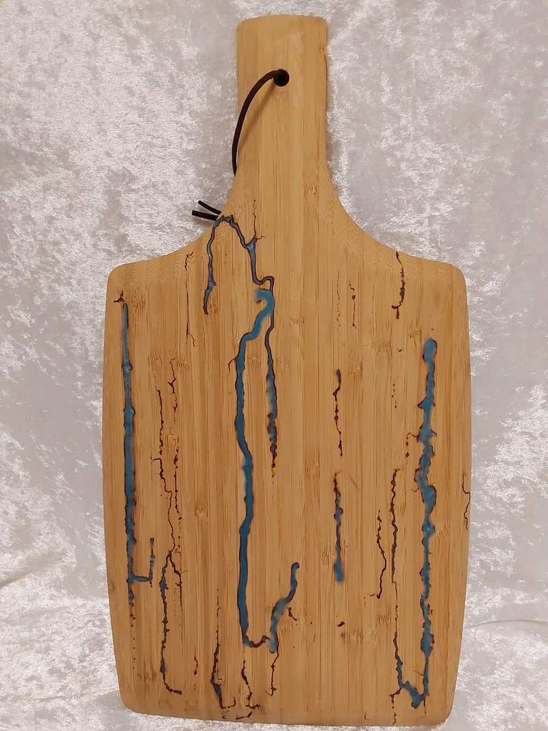 Servierbrett mit Lichtenberg-Design