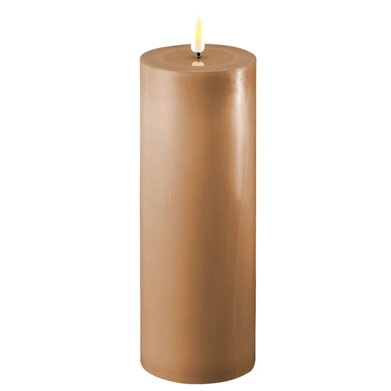 DELUXE LED Stumpenkerze karamellfarben 7,5 x 20 cm Outdoor