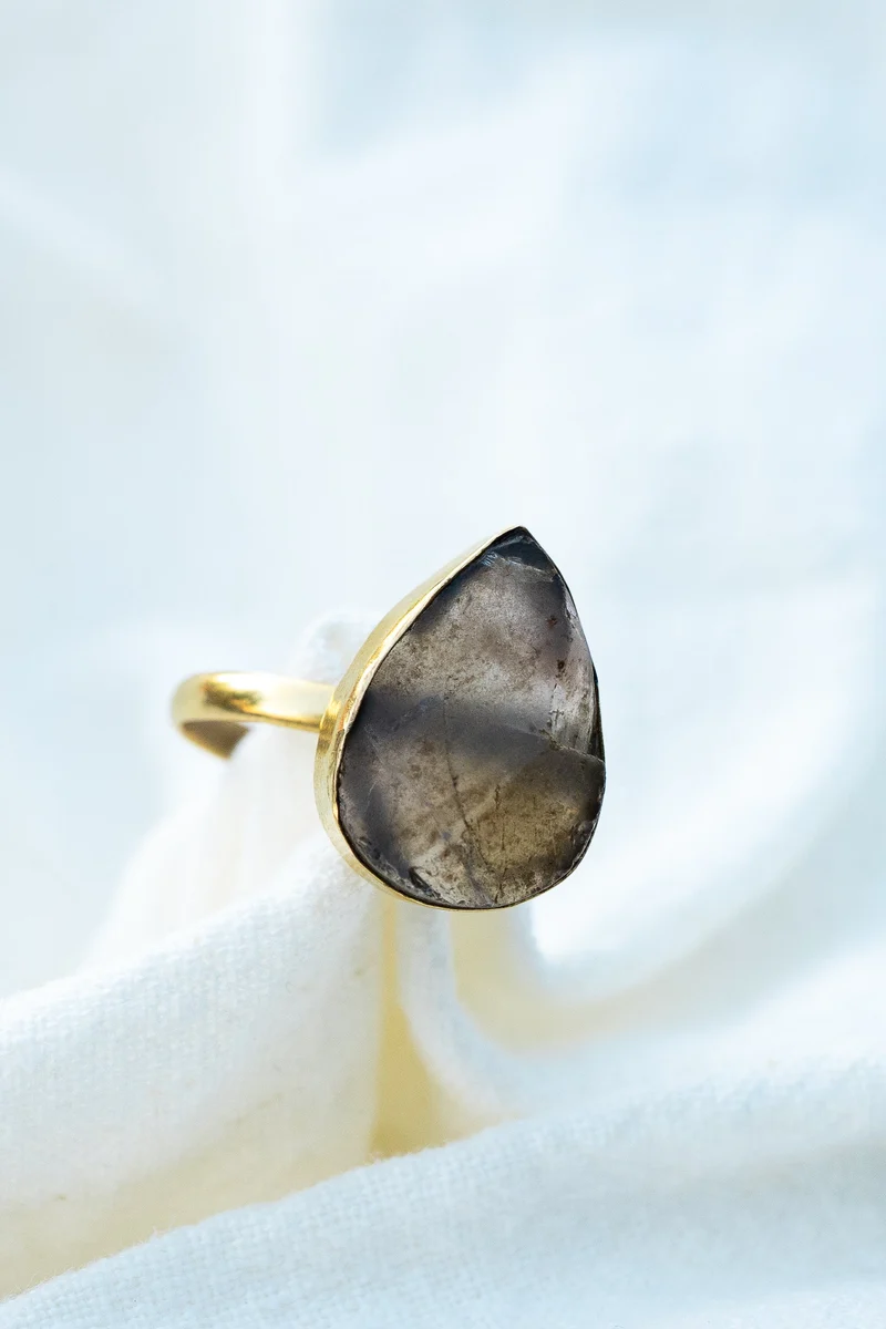 Verstellbarer Messingring mit Rosenquarz