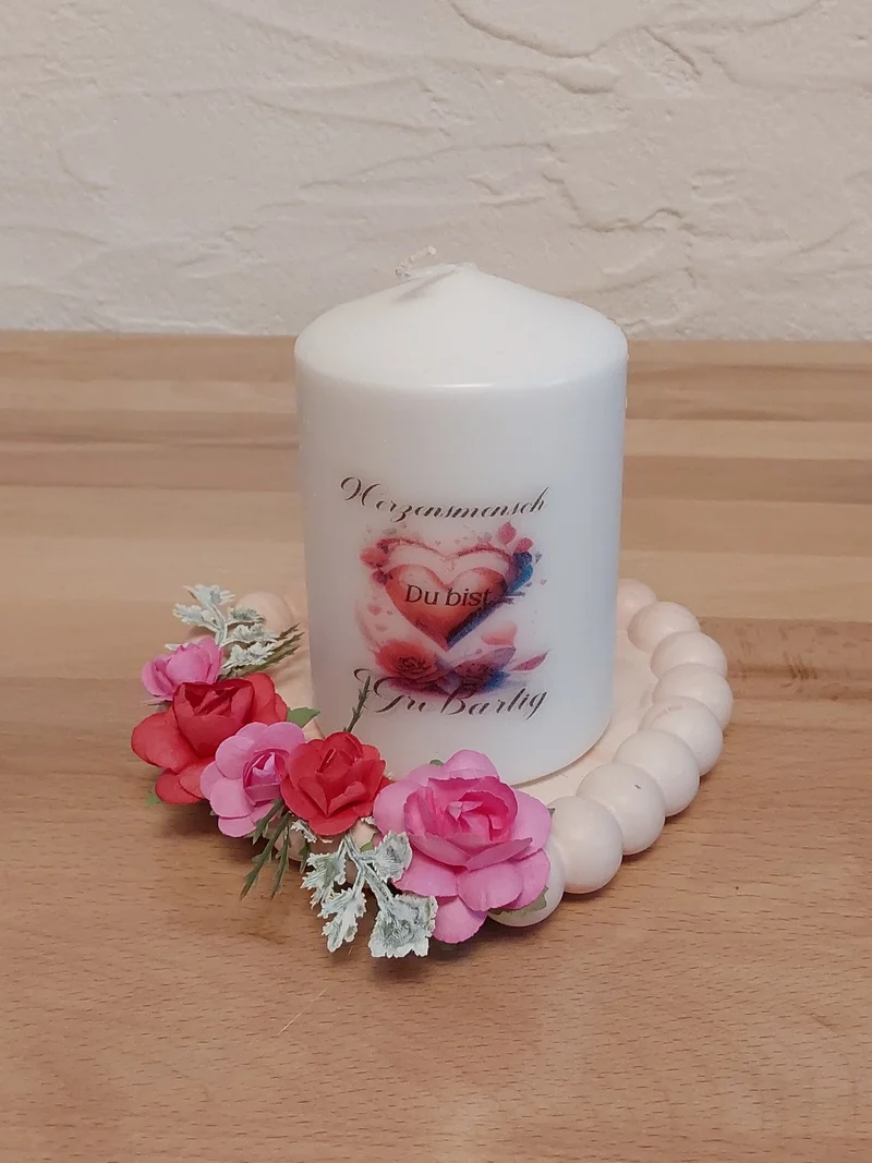 Dekorative Kerze mit Kerzenteller