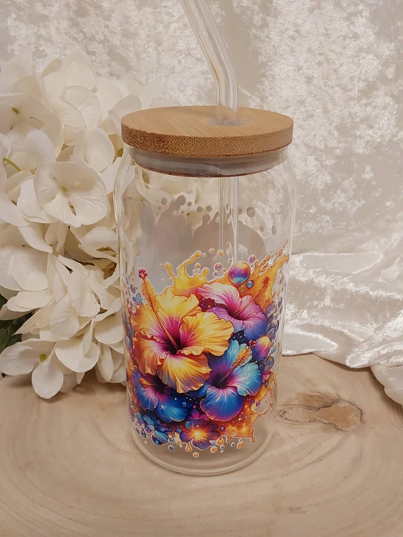 Trink-Glas mit bunten Blumen-Motiv
