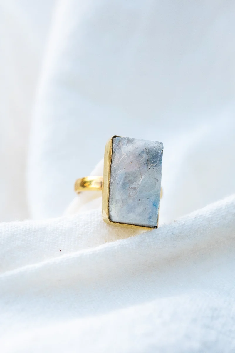 Messingring mit Mondstein – Intuition & Balance