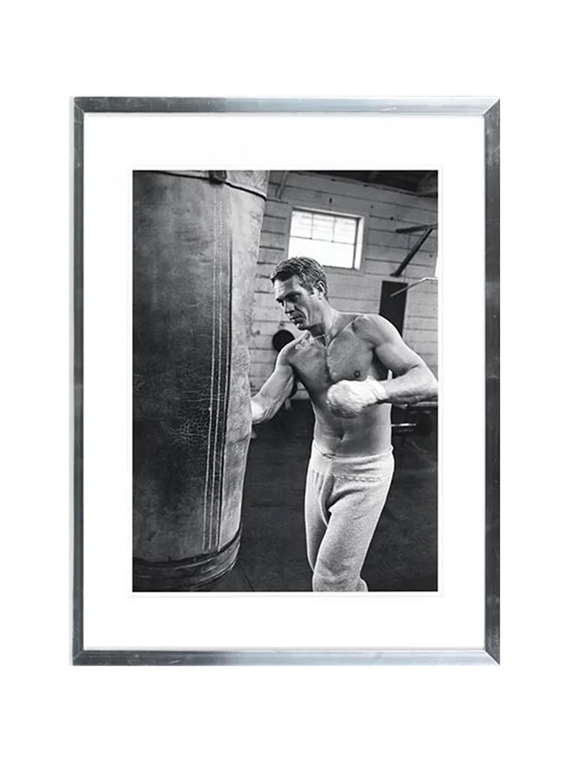 Bild im Rahmen | Steve McQueen Boxing - Schwarz-Weiß Fotografie (65cm x 85cm)